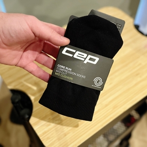 Die Laufsocken von CEP verpackt in der Banderole.