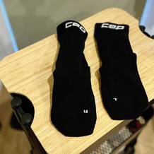 Die CEP Laufsocken liegen ausgebreitet auf einem Rollwagen.