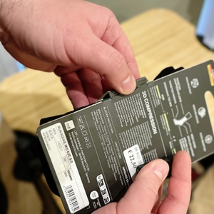 Die Verpackung der CEP Laufsocke mit Beschriftung von hinten.