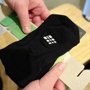 Die CEP Laufsocke wird ausgepackt.