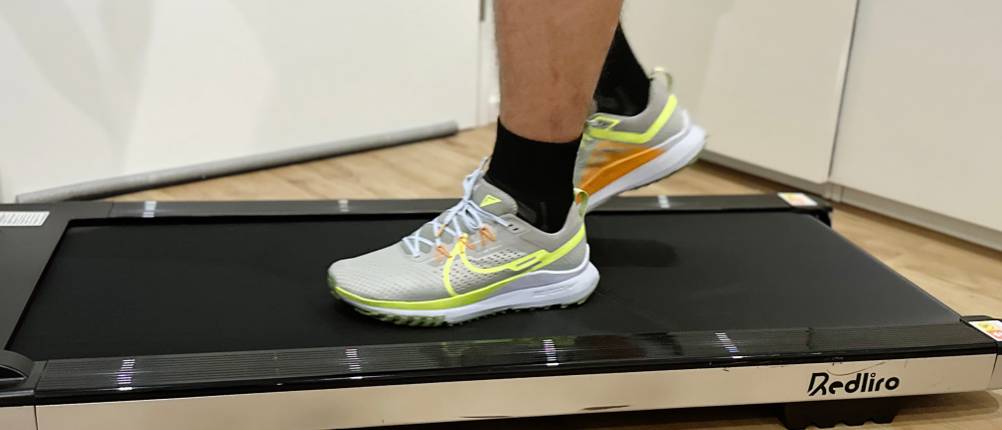 Die Laufsocken von Danish Endurance in Schuhen auf dem Laufband.