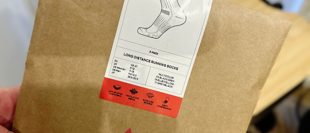 Die Laufsocken von Danish Endurance verpackt in einem Papierumschlag.