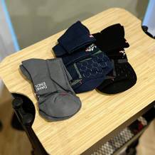 Alle drei Farbvarianten der Danish Endurance Laufsocken liegen nebeneinander auf einem Rollwagen.