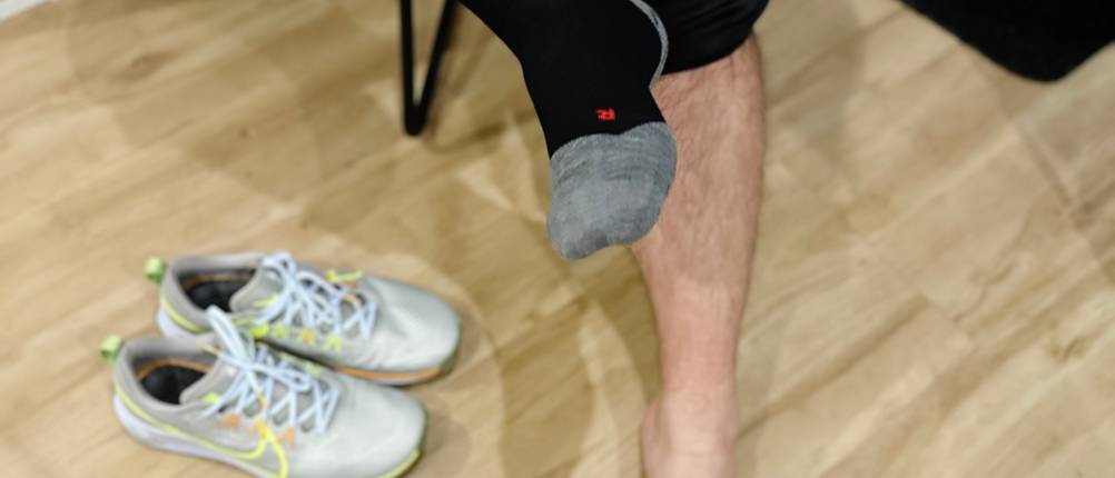 Die Laufsocken von Falke werden anprobiert.