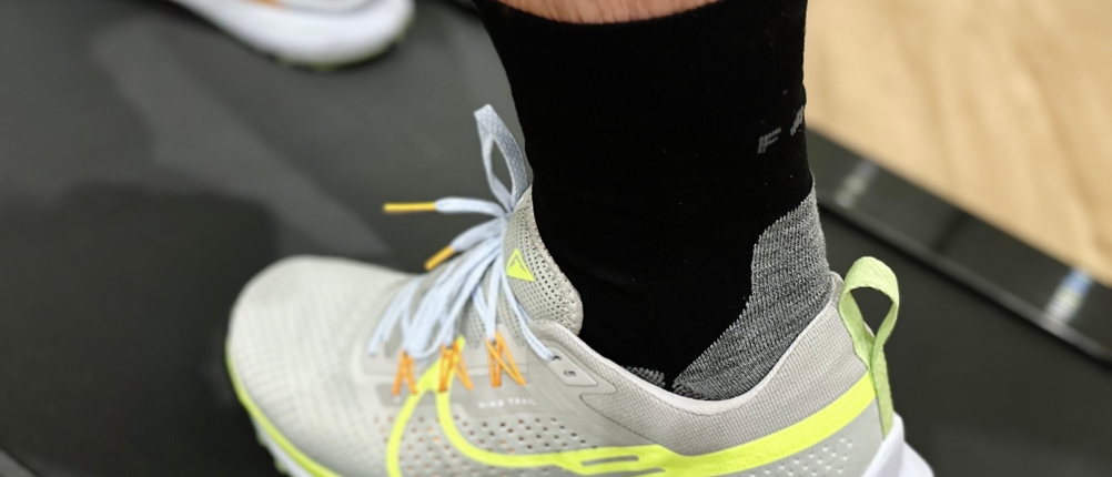 Die Laufsocken von Falke in Schuhen auf dem Laufband.