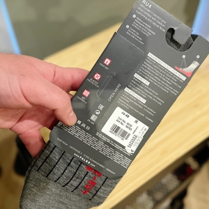 Die Verpackung der Falke Laufsocke mit Beschriftung von hinten.