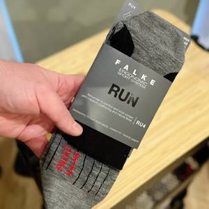 Die Laufsocken von Falke verpackt in der Banderole.