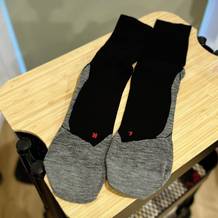 Die Falke Laufsocken liegen ausgebreitet auf einem Rollwagen.