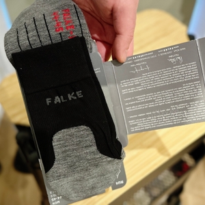 Die Falke Laufsocke wird ausgepackt.