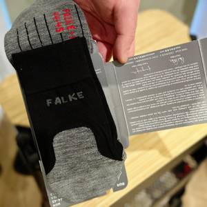 Die Falke Laufsocke wird ausgepackt.