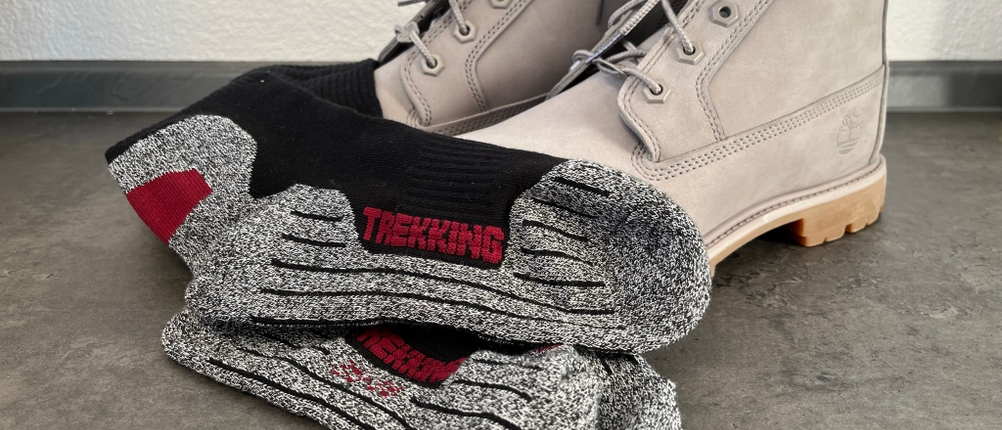 Zu den passgenauen Laufsocken, hier der Marke Sockenkauf24, stehen hier noch bequeme Trekkingschuhe.