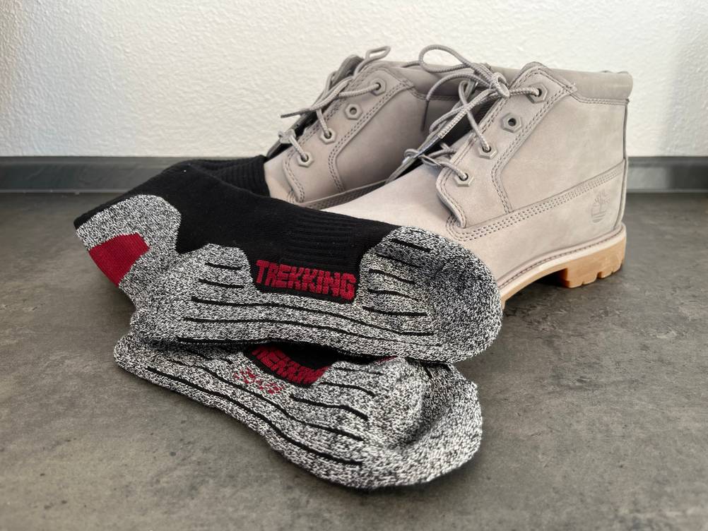 Zu den passgenauen Laufsocken, hier der Marke Sockenkauf24, fehlen dann nur noch bequeme Trekkingschuhe.
