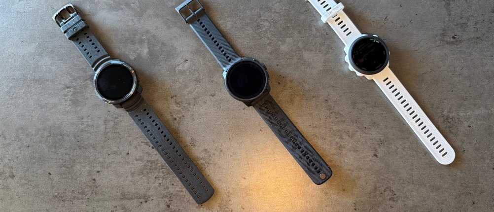 Drei Laufuhren liegen nebeneinander auf einem Tisch