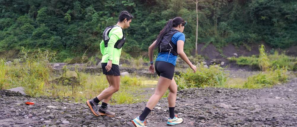 Laufweste für Herren im Test: 2 Personen, die Trailrunning in der freien Natur betreiben