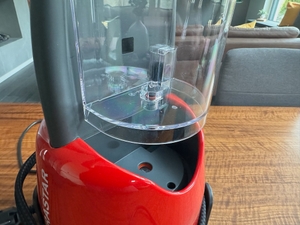 Wasserbehälter bei der Laurastar Lift Original Red entnehmen