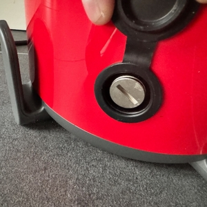 Öffnung an der Laurastar Lift Original Red zum Entfernen von überschüssigem Wasser