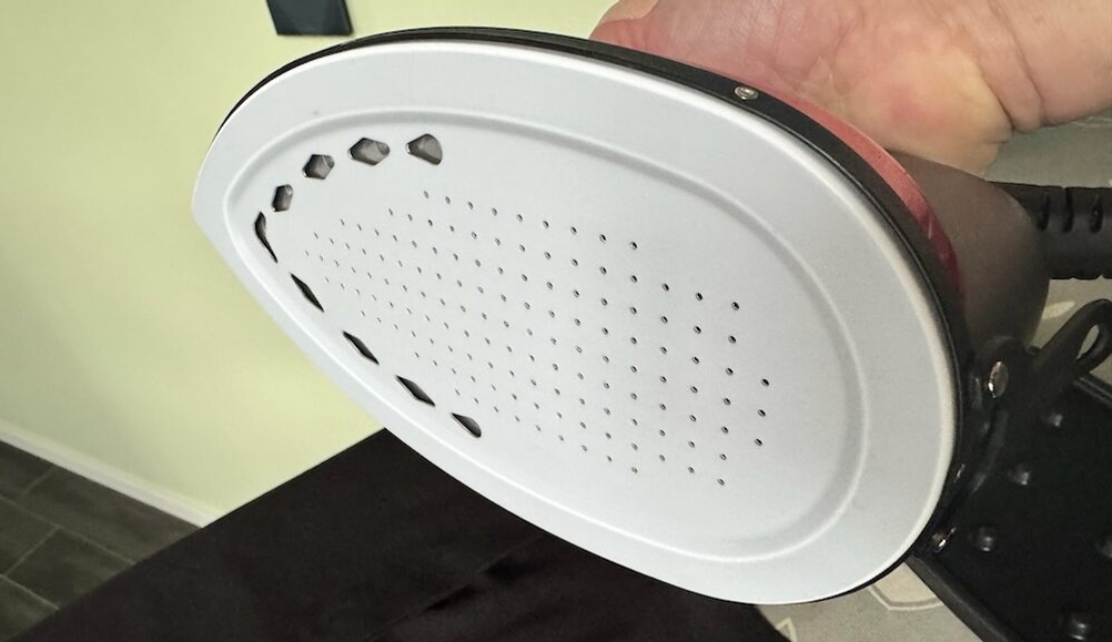 Schutzsohle auf dem Bügeleisen der Laurastar Lift Original Red