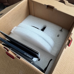 Geöffneter Karton der Laurastar Lift Original Red