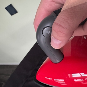 Dampfknopf am Bügeleisen der Laurastar Lift Original Red