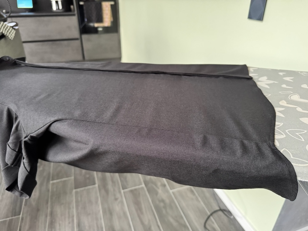 Schwarzes Hemd auf einem Bügelbrett vor dem Test mit dem Laurastar Lift Original Red