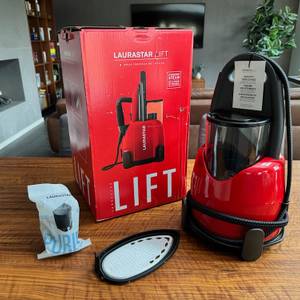 Laurastar Lift Original Red mit Karton und Zubehör auf einem Tisch