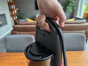 Hand hält einen Griff bei der Laurastar Lift Original Red