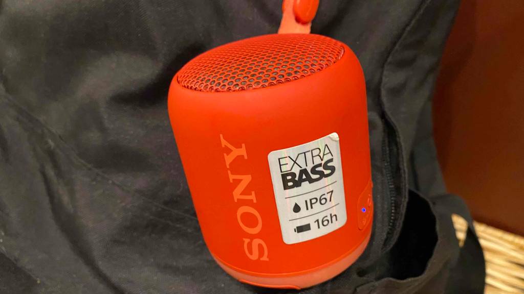 Lautsprecher Extra-Bass im Test an einem schwarzen Rucksack angebracht.