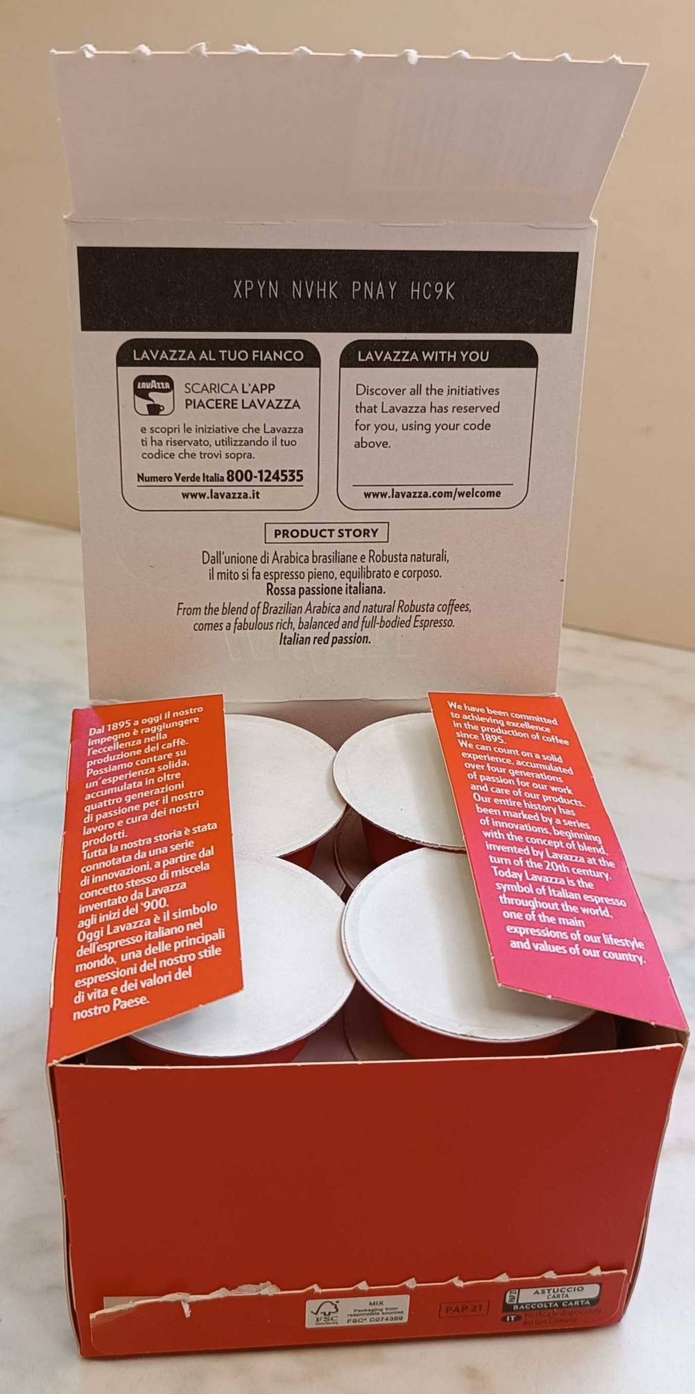 Mehrere Kaffeekapseln im Test befinden sich in ihrer geöffneten Originalverpackung.
