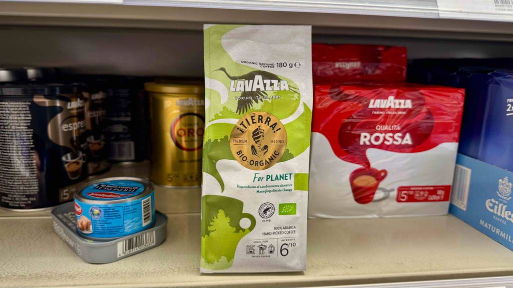 Lavazza-Kaffee im Test: Eine Packung steht zwischen anderen Produkten in einem Regal.