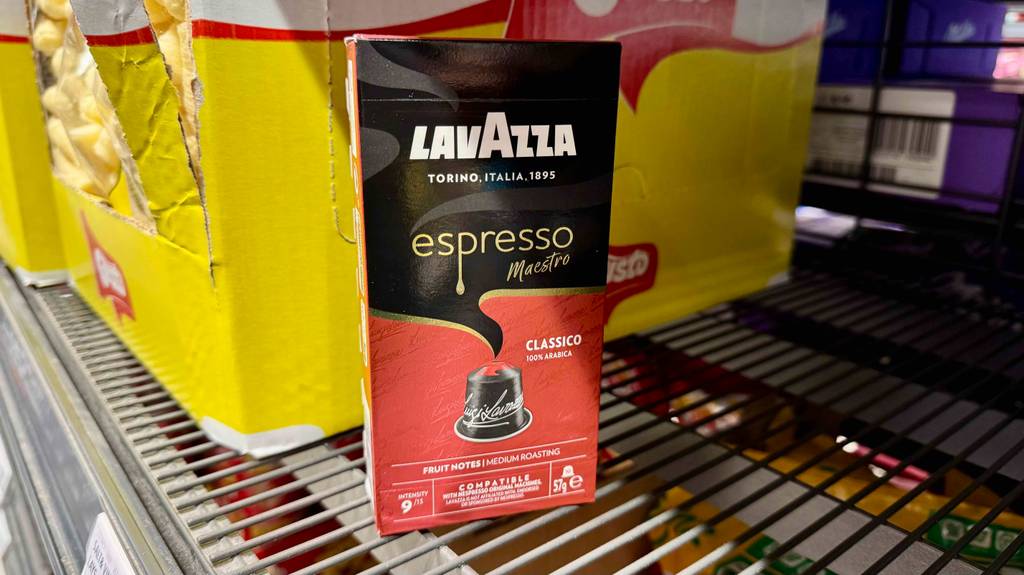 Eine Packung Lavazza-Kapseln lehnt zum testen an einen Chipskarton.