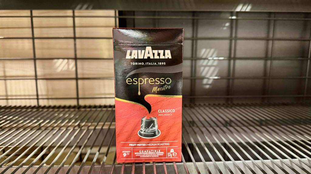 Lavazza-Kapseln im Test: Eine Packung der Sorte Classico steht in einem Gitterregal.