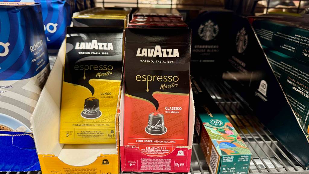 Lavazza-Kapseln im Test: Mehrere Packungen verschiedener Sorten stehen in einem Regal.