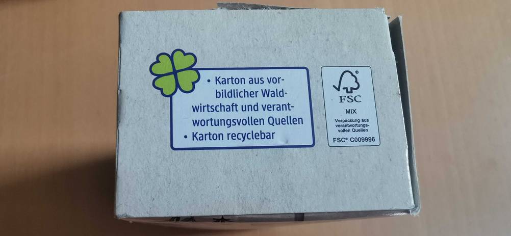 Im Test: Stirnseite einer Packung Lavendeltees mit Umweltschutzhinweisen.
