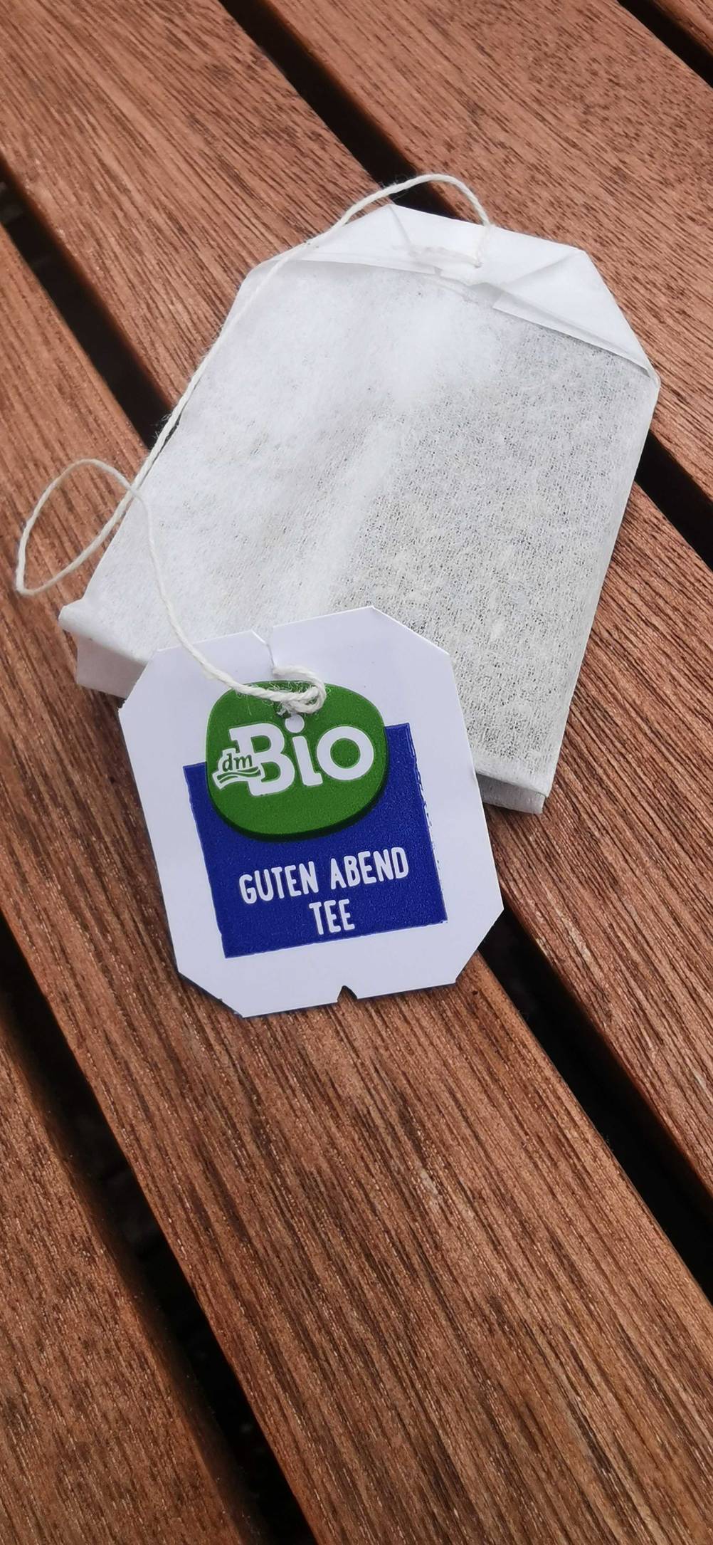 Nahaufnahme eines Teebeutels des getesteten Lavendeltees auf einer Holzfläche.