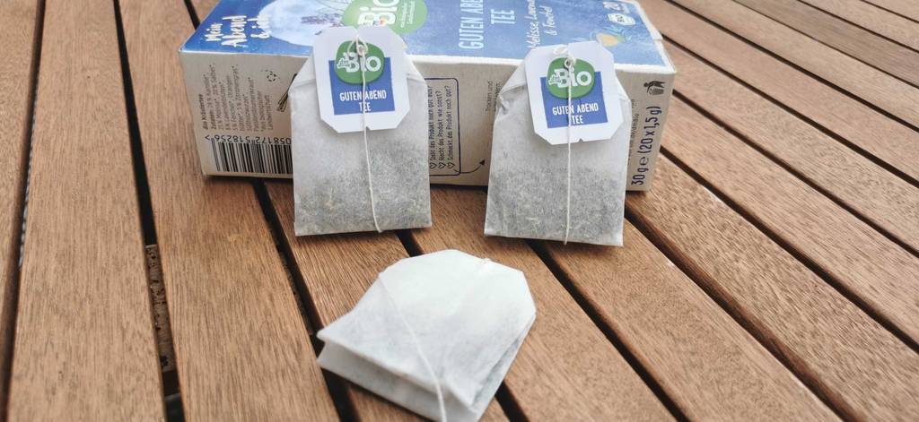 Drei Teebeutel mit einer Packung Lavendeltee