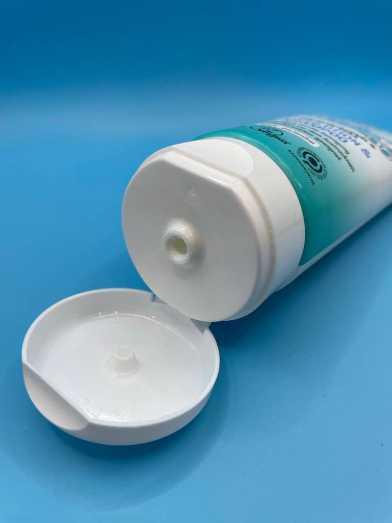 Im Test: Nahaufnahme der Verschlusskappe eines Baby-Shampoos auf blauem Untergrund.