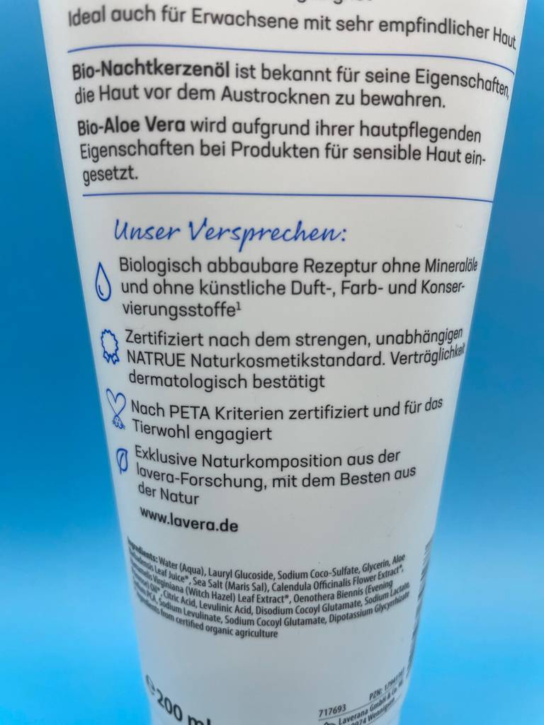 Nahaufnahme der Rückseite eines getesteten Baby-Shampoos mit Inhaltsstoffen und Informationen.