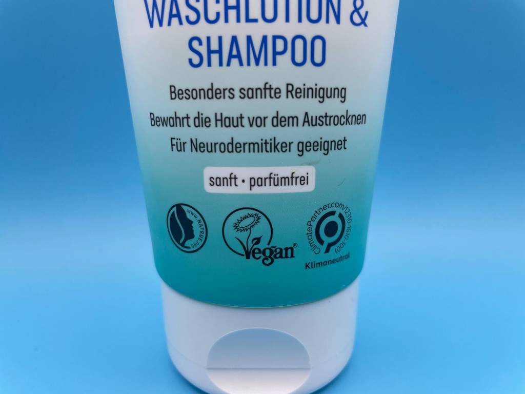 Baby-Shampoo getestet: Nahaufnahme des vorderen Labels mit Infografiken.