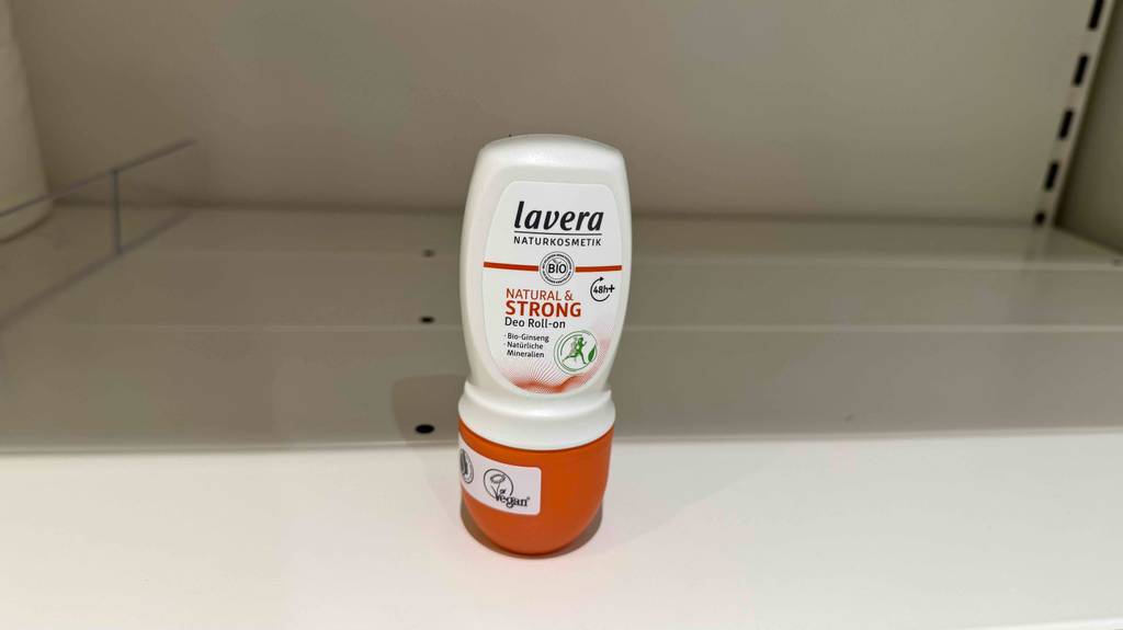 Ein getestetes Lavera-Deo steht in einem leeren weißen Regal.