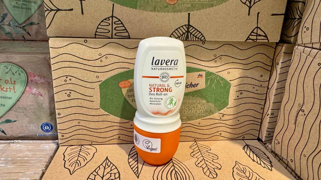 Ein Lavera-Deo steht zum testen vor mehreren Boxen Taschentüchern.