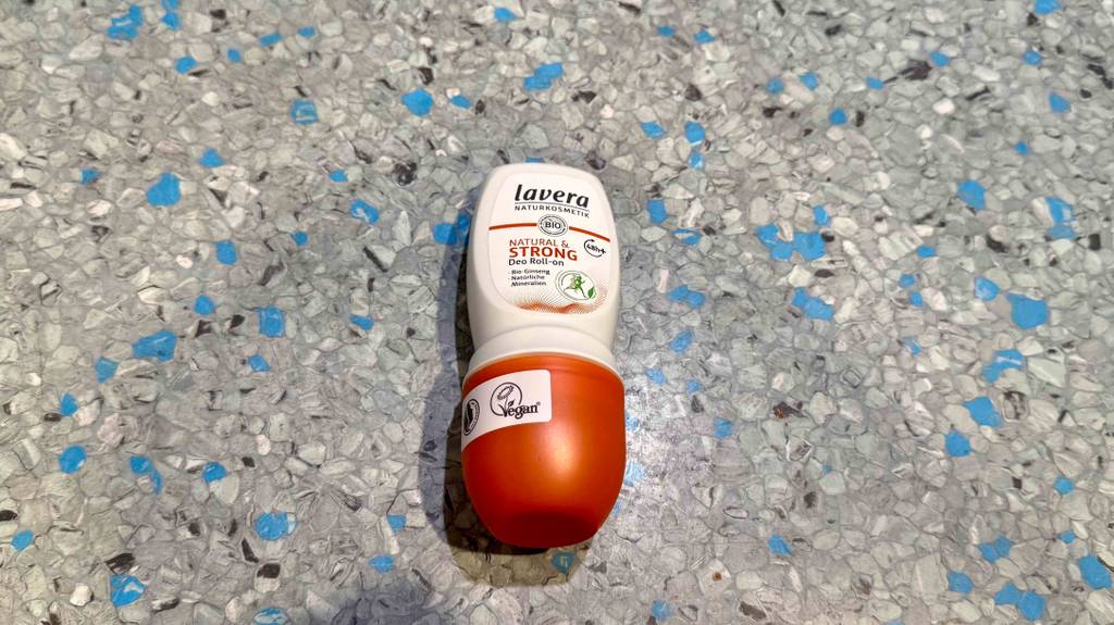 Lavera-Deo im Test: Auf dem Deckel eines Deorollers ist ein Aufkleber mit 