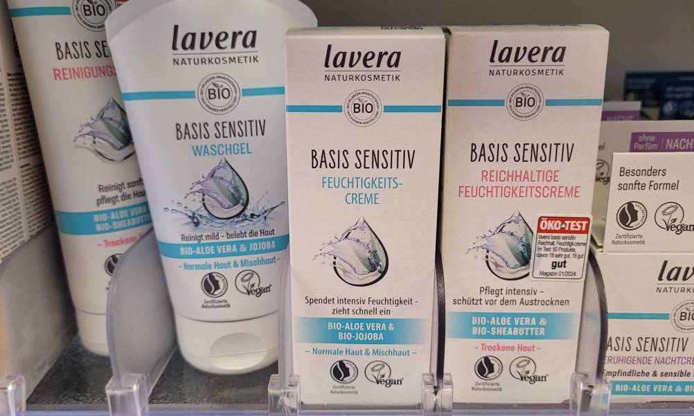 Eine Packung der getesteten Lavera-Gesichtscreme steht neben anderen Produkten im Regal.