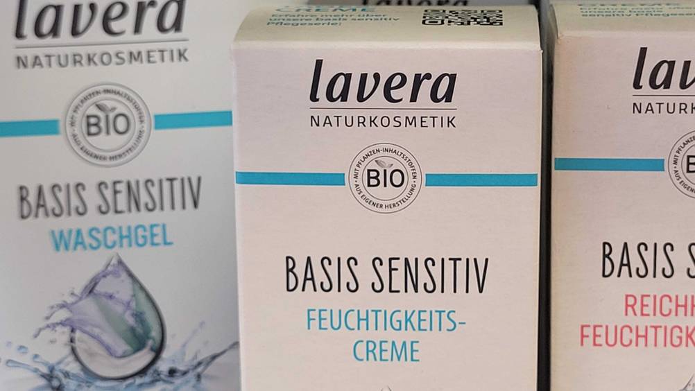 Lavera-Gesichtscreme im Test: Nahaufnahme der Verapckung mit Logo und Artikelbezeichnung.