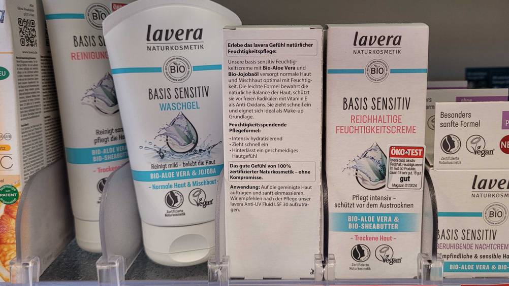 Eine Packung der getesteten Lavera-Gesichtscreme mit der Rückseite nach vorne in einem Verkaufsregal.