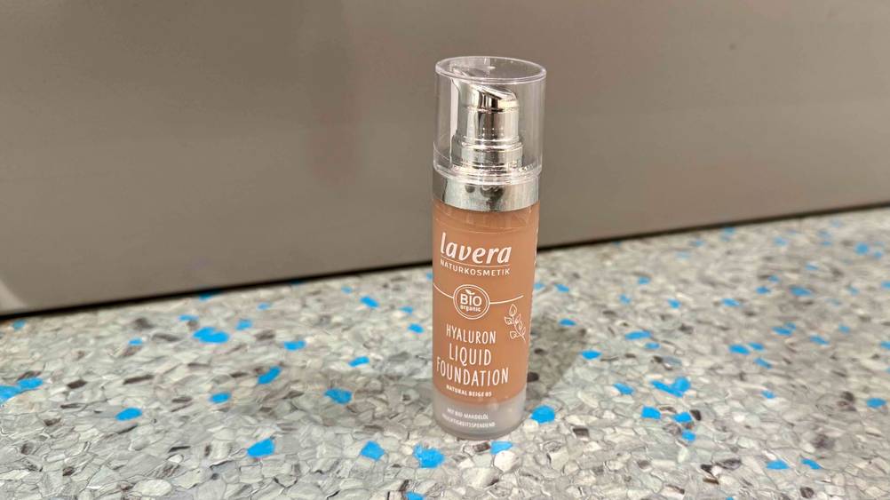 Getestet: Das Lavera-Make-up vor einer grauen Wand auf dem Boden stehend.