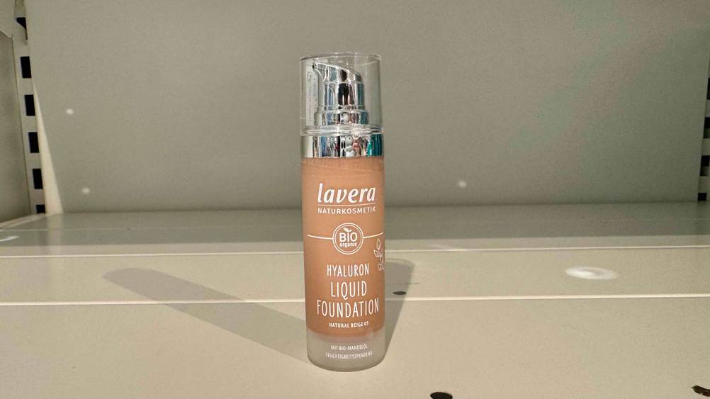 In einem hellen Regal steht das getestete Lavera-Make-up.
