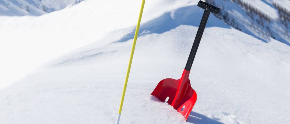 lawinenschaufel-im-schnee