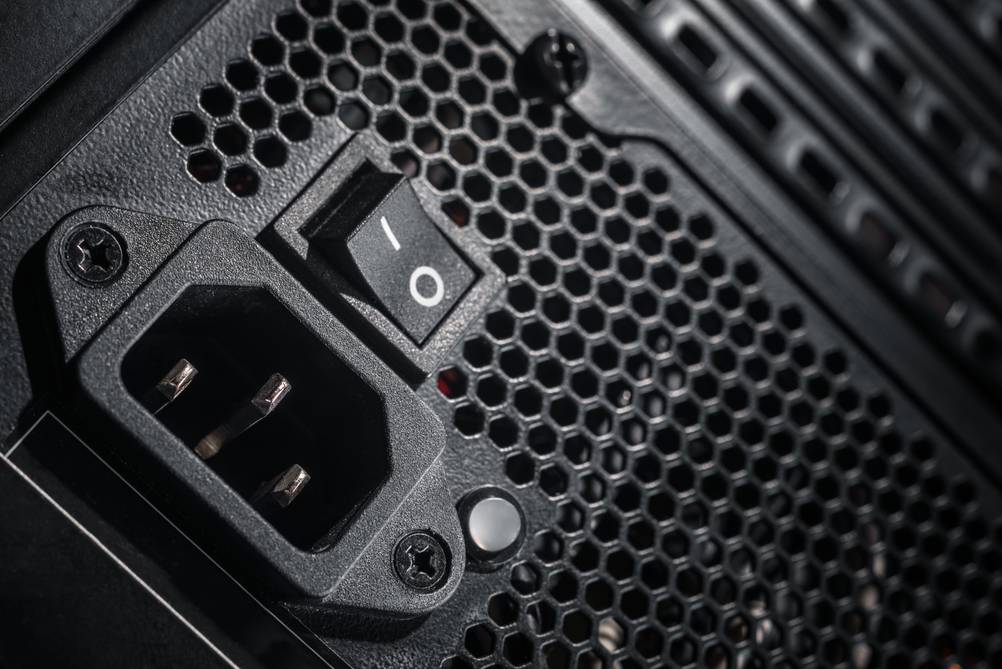 be quiet!-Netzteile im Test: Nahaufnahme von Netzstecker und Einschaltknopf eines Netzteils