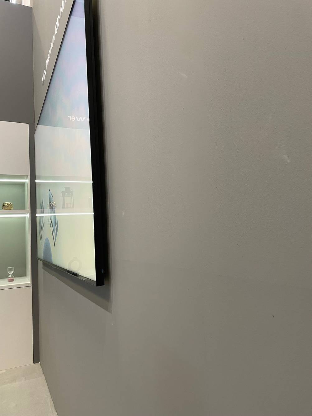 Getesteter LCD-TV ist an einer Wand befestigt. 