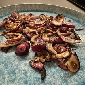 Fertig angebratene Zwiebeln auf einem blauen Teller 